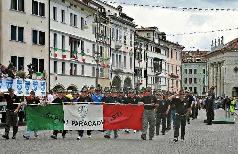 IMG_0220B.jpg - in Piazza dei Martiri Belluno, alla sfilata alpina di giugno 2011
