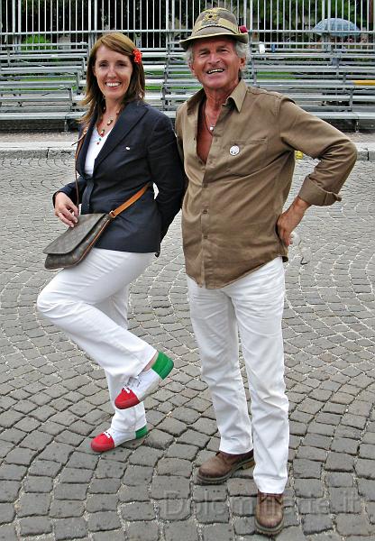IMG_0303B.jpg - Dario dall'Olio con l' assessore regionale Elena Donazzon (scarpe superga tricolori..) in Piazza dei Martiri a Belluno durante il raduno triveneto degli alpini .