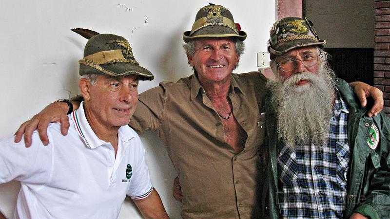 IMG_0306B.jpg - Dario Dall'Olio in compagnia di Franco Patriarca e il "Vecio Alpin" di Eraclea in occasione del raduno triveneto degli Alpini giugno 2011 a Belluno