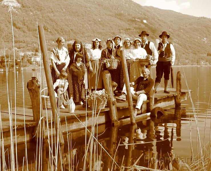 IMG_1035.JPG - Dario Dall'Olio  con il gruppo delle LAvandaie di Revine Lago , vedi video