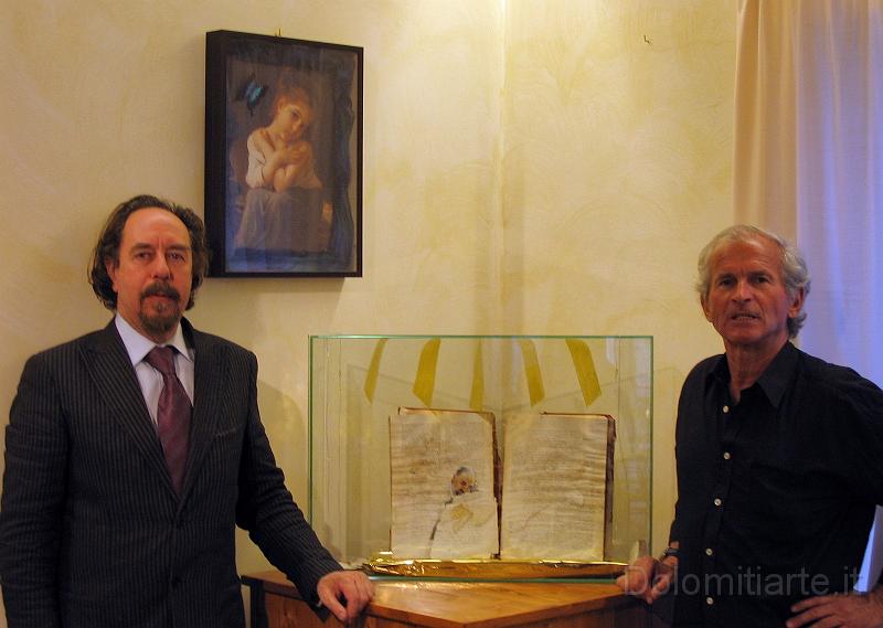 IMG_1342.JPG - Dario Dall'Olio  presenta la mostra di Armando Comin con nella tecca l'opera dedicata a San Padre Pio