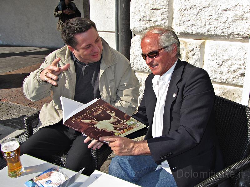 IMG_4464.JPG - Dario Dall'Olio in compagnia del   musicista australiano  dalle radici bellunesi Galliano Sommavilla mentre ammira il suo libro di ricette italiane e musica  ed  il suo ultimo cd musicale.