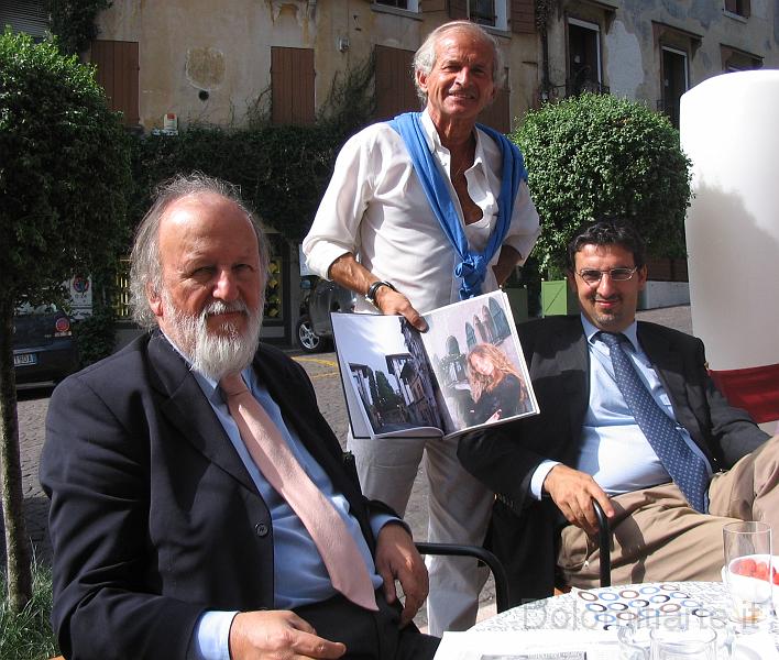 IMG_8742.JPG - Dario Dall'Olio  alla presentazione del volune di "Asolo on my mind" con il sovrintendente Guglielmo Monti ed il sindaco Daniele Ferrazza al cafè centrale di Asolo .