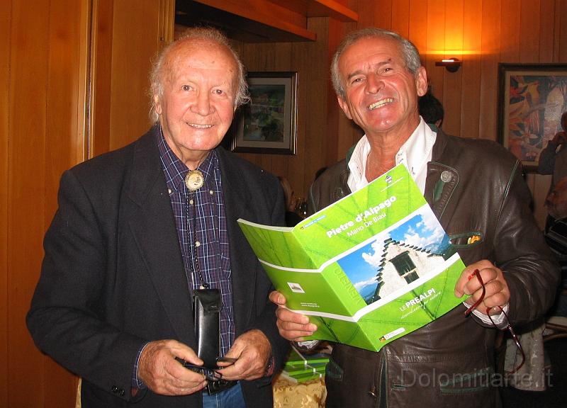 IMG_9041a.jpg - Dario Dall'Olio  alla presentazione con Mario de Biasi del volume "Pietre d'Alpago " presso il  ristorante San Lorenzo d'Alpago.