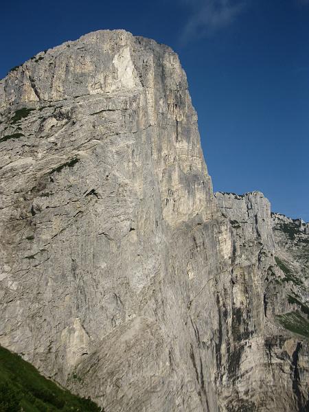 IMG_0949.jpg - La verticale perete est del Monte Pizzocco