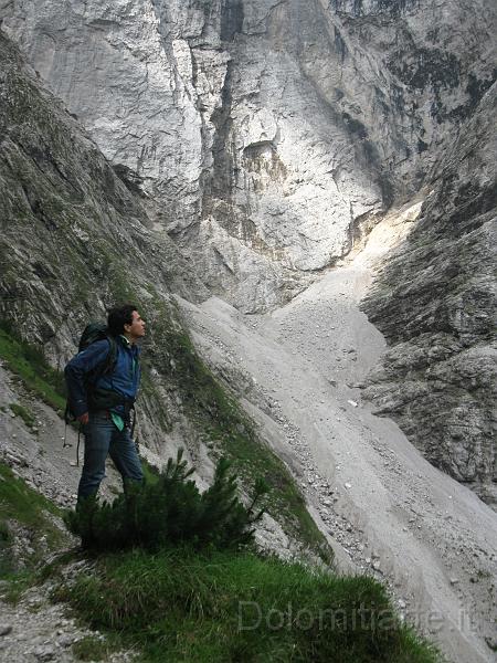 IMG_0974.jpg - L'escursionista Fernando Simonetti alla base della parete Est del Pizzocco