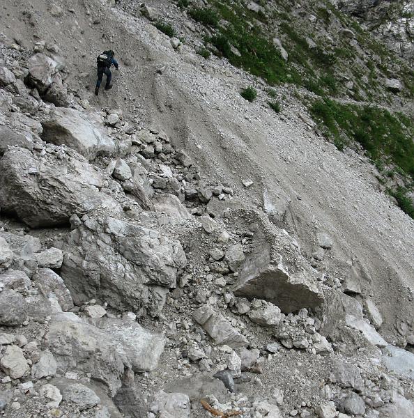 IMG_0978.jpg - Attraversamento del sentiero interrotto a causa del deposito franoso ai piedi della parete est del Monte Pizzocco.